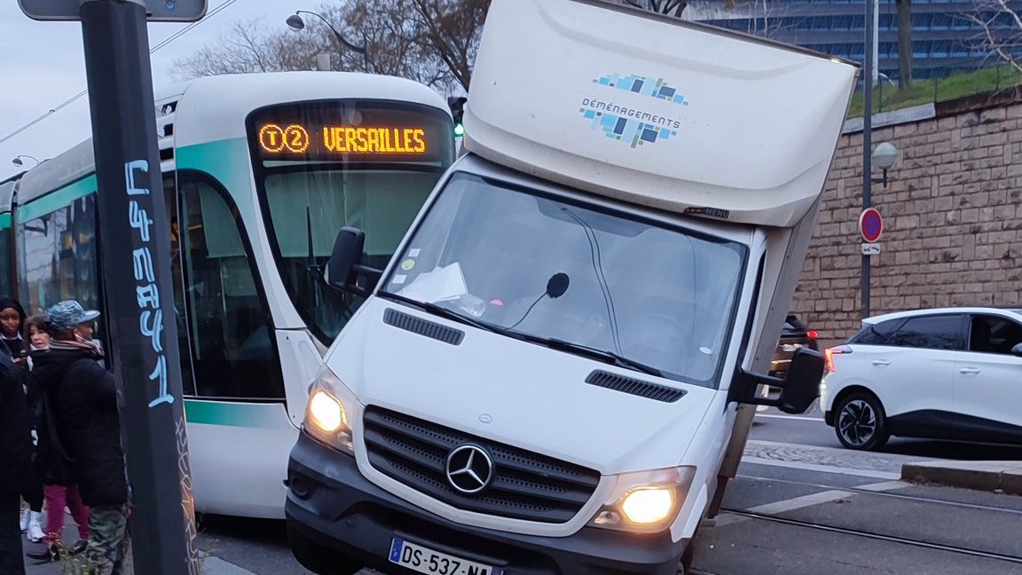 info_Paris_IDF's tweet photo. 🔴 FLASH - #Paris : Un tram de la ligne #T2 est entré en collision avec un camion de déménagement ce jeudi matin, au niveau de la station #SuzanneLenglen.
👉 Le trafic #RATP a été partiellement #interrompu. Aucun blessé n’est à déplorer. (📷 Vlahure) #Paris15 https://t.co/X2R0SHiE4b