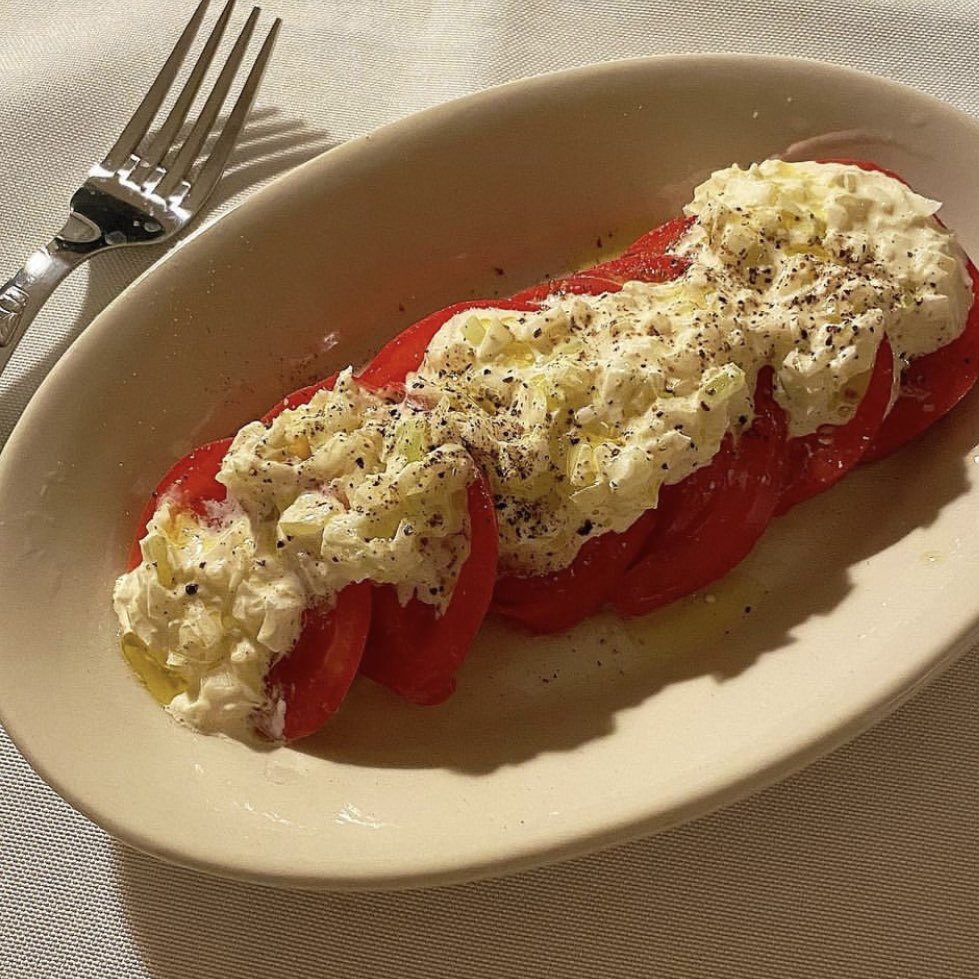 うちは私も旦那さんもトマト大好き🍅
サラダの主役としてトマトがたくさん登場します🍽皆さまはどちらがお好きですか？🥰
#前菜レシピ #ビストロ #ビストロレシピ