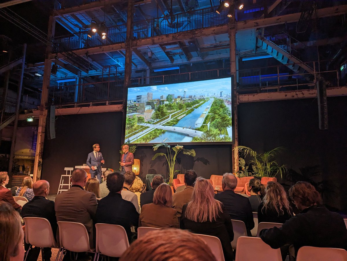 Conferentie mobiliteitsvernieuwing is onderweg , binnen 5 minuten gesprek over parkeernormen en hubs. #maas, #deelmobiliteit, #hubs