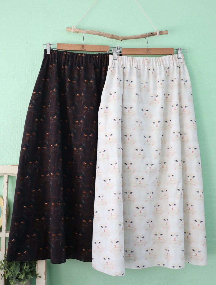 r_commune's tweet photo. ˗ˏˋ 新作 ˎˊ˗
nya-ng skirt🐈‍⬛🐾

程よいフレア感のニャーングスカート（ロングスカート）

USAコットンなのでにゃんこの顔が異国感あります(ФωФ)ฅ"

黒猫、白猫各1着ずつ
#猫の日 2.22 限定発売

スカート丈87cm
#369cat https://t.co/3DuzumRACF