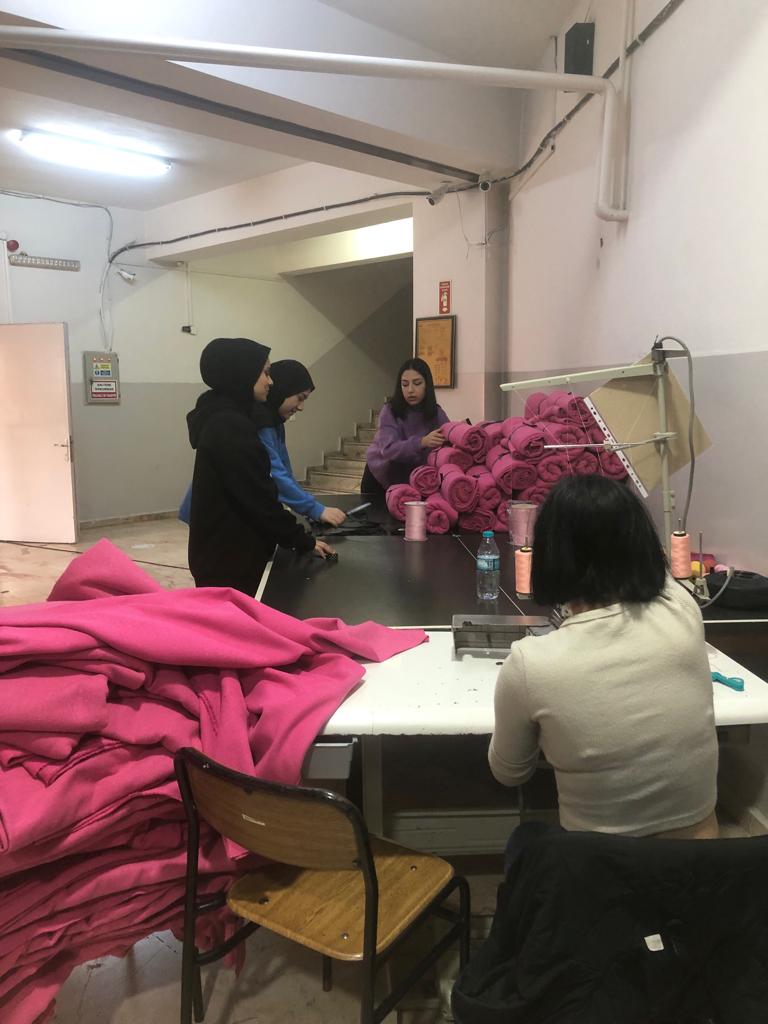 MithatpasaM's tweet photo. Deprem bölgesine  ulaştırılmak üzere Moda Tasarım Teknolojileri alan öğretmenlerimiz ve öğrencileriyle  okulumuzda uyku tulumu ve battaniye üretik .Üretime katkı sağlayan herkese kurumumuz adına teşekkür ediyoruz. @istanbulilmem @istanbul_MTE https://t.co/sJCRikKi7J