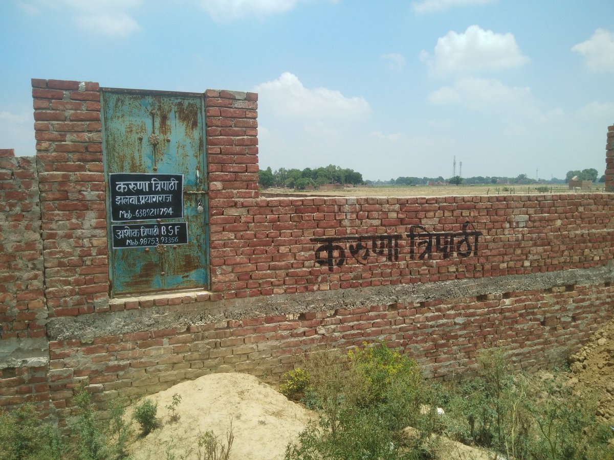 AshokKu07072171's tweet photo. @kaushambipolice @PramodK98955073 @myogiadityanath @DMkaushambi @kpmaurya1 @narendramodi @rajnathsingh @AmitShah @BJPVinodSonkar प्रार्थी सीमा पर कठिन परिस्थितियों में तैनात है और उसकी बाउण्ड्रीशुदा जमीन पर थाना और लेखपाल की मिलीभगत से कब्जा करवा दिया जा रहा है।  6 माह से सभी उच्चधिकारियो से मिलने के बाद भी अब तक उस दबंग व्यक्ति के नाम एक एफ आई आर तक दर्ज नही हुई है । https://t.co/DyW4rwr39q