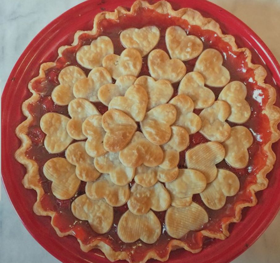 iHoldMeDown's tweet photo. — A que me respondieras de forma afirmativa a mi pregunta, peeero lo tomaré como un sí. —Se dirigió directo a la cocina donde estaban ambos /regalos/ sobre la pequeña isla.

Con el pastel... intenté seguir un tutorial de Youtube y creo que me pasé con los corazones. + https://t.co/Gm6LeYki2T