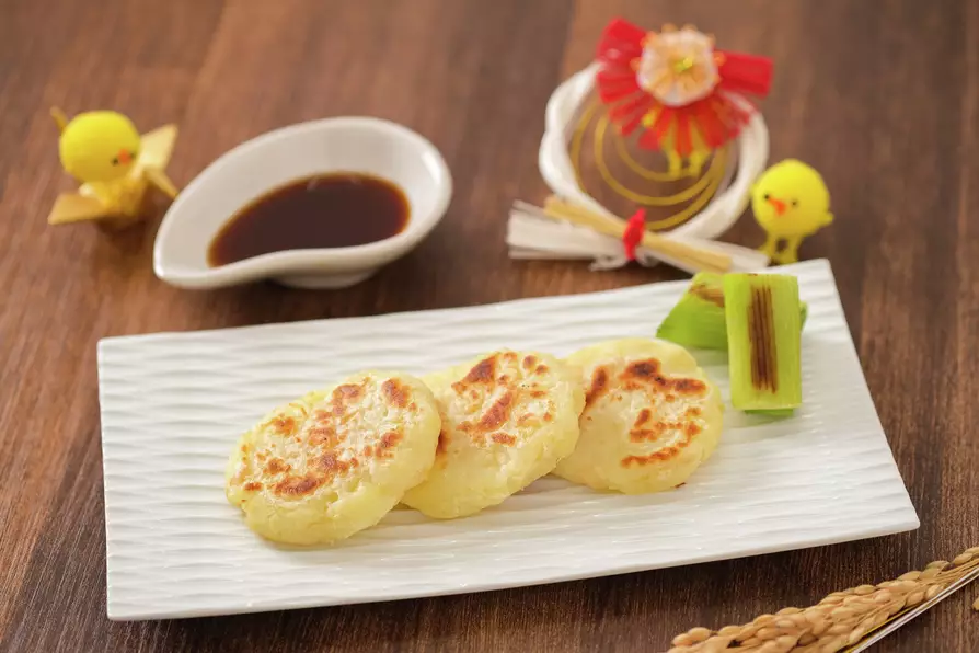 ➀じゃがいもはレンジで温めて、マッシュしておきます。
➁サラダチキン、じゃがいも、塩コショウ、片栗粉、水を混ぜ合わせます
③混ざるとじゃがいもが結着し始める
④形を整え、フライパンに焼き色がついたら完成！
#料理 #美味しい #簡単 #お手軽