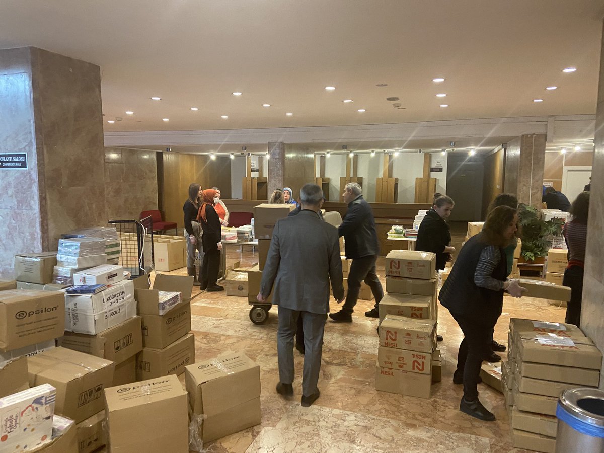 Yayıncılarımızın bağışladığı kitap, boyama kitabı ve dergiler Milli Kütüphane'de tasnif edilmekte olup en kısa sürede hali hazırda deprem bölgesinde hizmet veren Gezici Kütüphanelerimize gönderilecektir. 
<a href="/tbymorg/">Türkiye Basım Yayın</a> <a href="/basyaybir/">Basın Yayın Birliği</a> <a href="/turkyaybir/">Yayıncılar Birliği</a> <a href="/Yaybir/">YAYBİR</a>