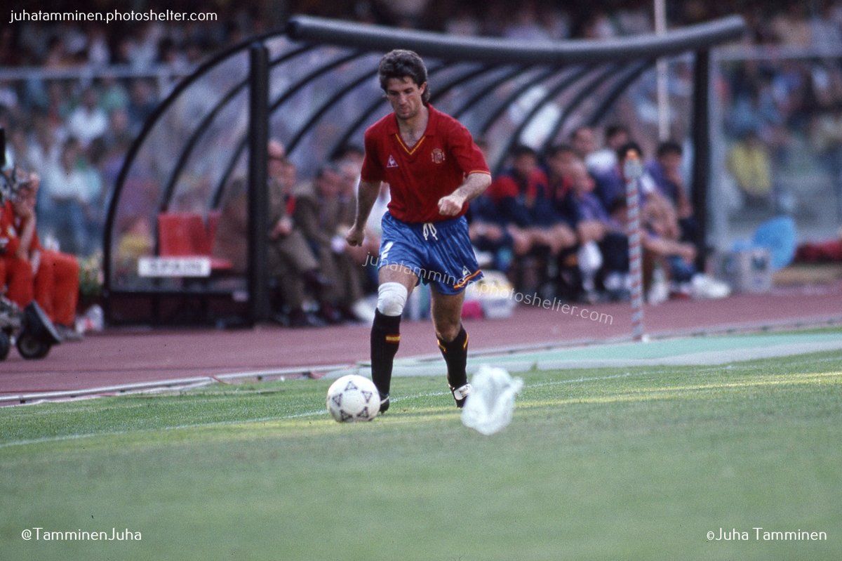 TamminenJuha's tweet photo. Chendo y un globito volador no identificado y desinflado que cayó del cielo al campo de juego del Stadio Bentegodi de Verona durante España v Bélgica, 21 de junio de 1990 #Chendo #Italia90 #ESPvBEL #SeleccionEspañola https://t.co/NuE7oEIIO7