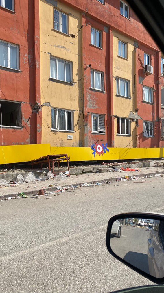 Deprem bölgesinden iki farklı örnek. Binaların taşıyıcı sistemi belli ki sağlam kalmış ama zemin katlar çökmüş. Tekrar çağrı yapalım; Ülke çapında acilen ruhsata esas projelerin baz alınarak mevcut kolon tespitlerinin yapılması gerekiyor.
İş işten geçtikten sonra değil.
<a href="/csbgovtr/">T.C. Çevre, Şehircilik ve İklim Dğş. Bakanlığı</a>