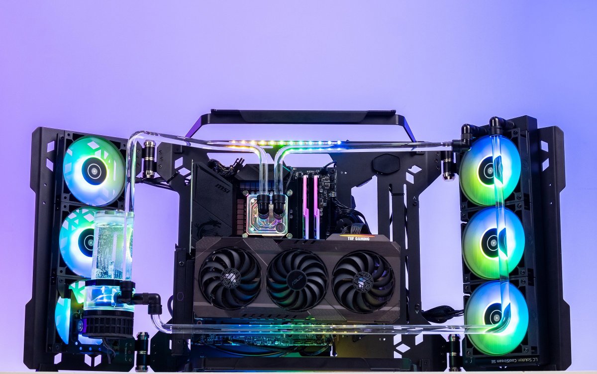 CoolerMasterGER's tweet photo. Du tanzt gerne aus der Reihe?👀
Verwandel deinen Gaming- und Arbeitsbereich mit dem MasterFrame 700 Gehäuse in etwas Einzigartiges! Befestige es an der Wand für eine beeindruckende Optik und maximale Platzersparnis.
📷 Hanoi Computer
#CoolerMaster #MakeItYours #MasterFrame700 https://t.co/JQgQ0s3ysT