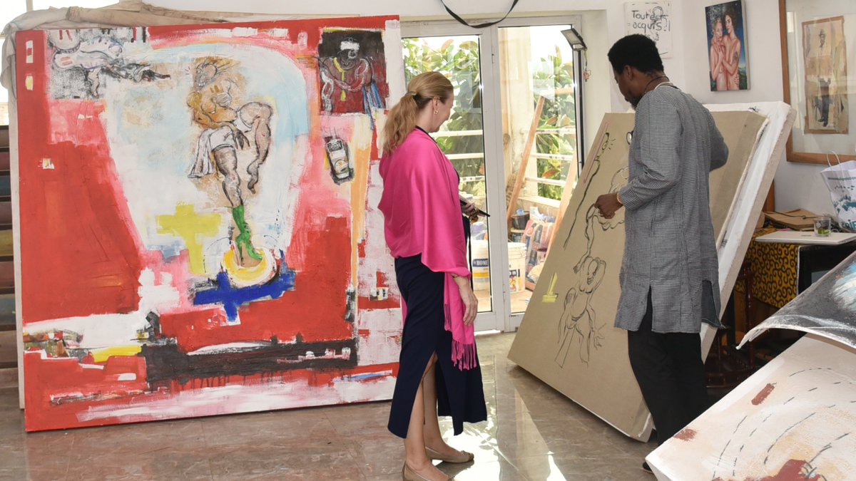 Honorée d'avoir visité l'atelier de l'immense artiste Dominique #Zinkpè. Échanges stimulants sur l'#inspiration qu'il puise en tant qu'#artiste africain #contemporain dans la #culture ancestrale et la vie quotidienne au #Bénin et sur le continent🌍. 
Merci!🙏#AfricanArtNow