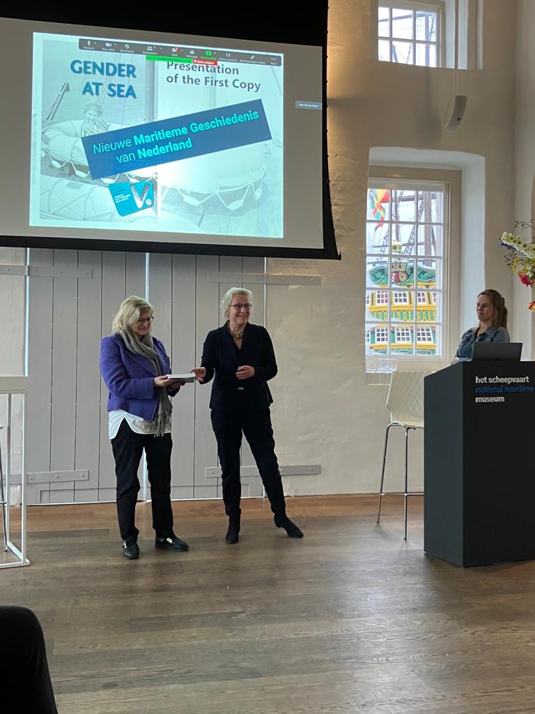 Op vrijdag 27 januari 2023 vond de boekpresentatie plaats van het nieuwe Jaarboek voor Vrouwengeschiedenis, getiteld: Gender at Sea. Iris van der Zande blogt over de feestelijke presentatie, ow.ly/QpKH50MSs6S' 
<a href="/huygens_knaw/">Huygens Instituut - KNAW</a> @jellevanlottum <a href="/JaarboekVrouwen/">Jaarboek voor Vrouwengeschiedenis</a> <a href="/UitgVerloren/">Uitgeverij Verloren</a>