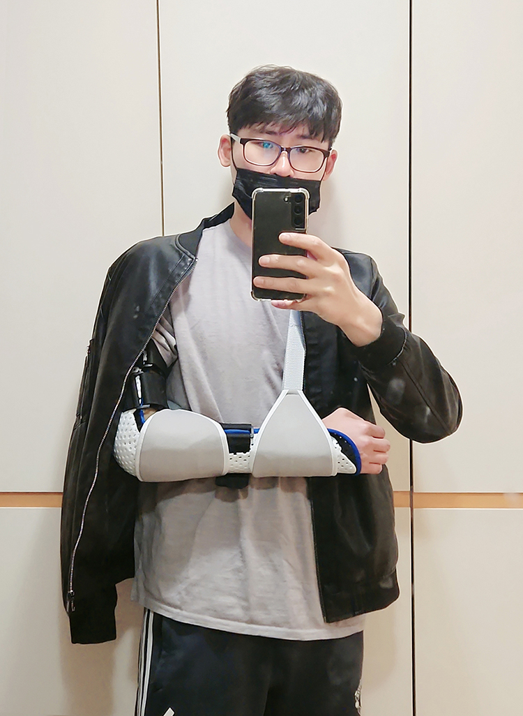 inhyuklee's tweet photo. I'm sorry. I had an unfortunate accident yesterday.
Examination confirmed that several tendons and muscles were ruptured.
The doctor advised me for a more accurate examination, additional MRI scans are required and not to use my arm for a month.
By the way, My concern is that... https://t.co/VZvfrqLlDM