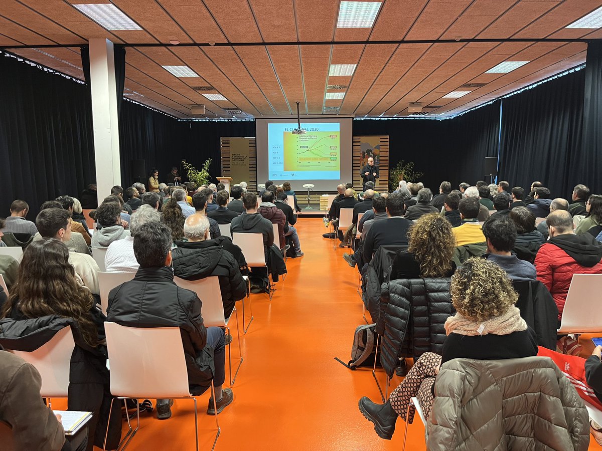 fecsvic's tweet photo. 🎙️ Com serà el clima del 2030? 

@TomasMolinaB ens en parla a les jornades tècniques d’autoconsum elèctric. 

#fecs #fecsvic #vic #osona #autoconsumelectric #energia #clima https://t.co/VEUlNlUWN2