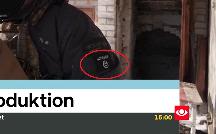 RusEmbDK's tweet image. ❗️ Correspondents of the Danish TV channel @DRNyheder captured a Ukrainian soldier whose uniform is “decorated” with a chevron with #ISIS symbols.

☝️ Another clear example of what values the Ukrainian military adheres to.
