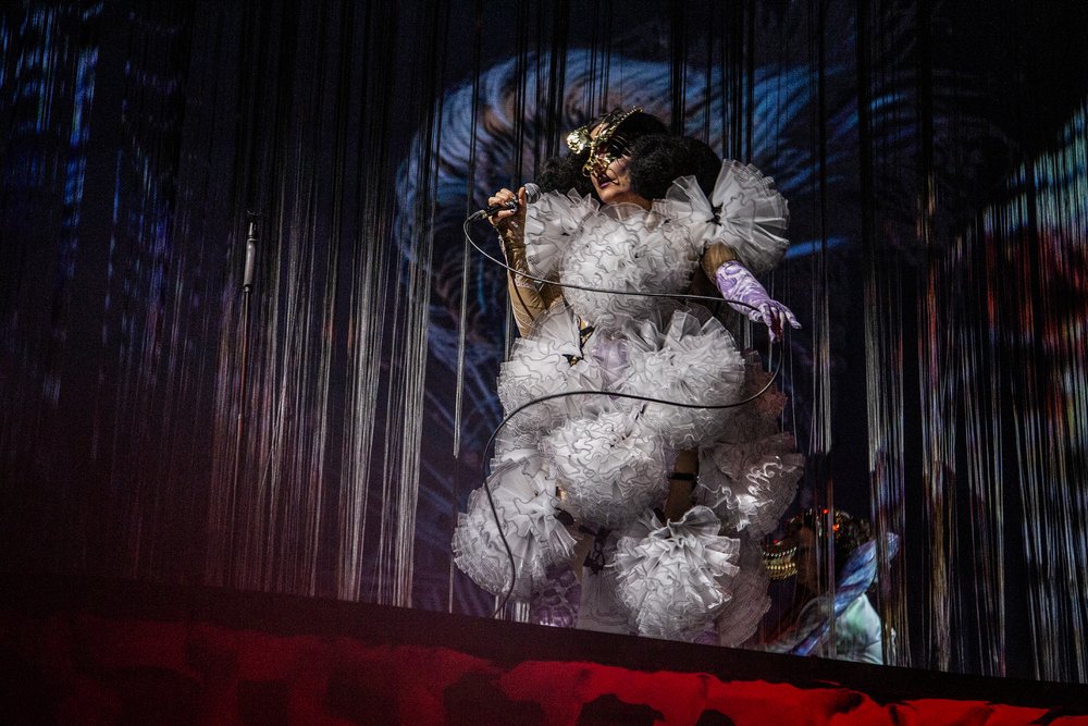 Miðasalan á Björk - Cornucopia er hafin á tix.is/bjork 💫

Þetta verður stærsta sýning sem Björk hefur gert og hefur einn mesta fjölda talrænna leiktjalda sem hafa verið á einu sviði.

Mynd: Santiago Felipe