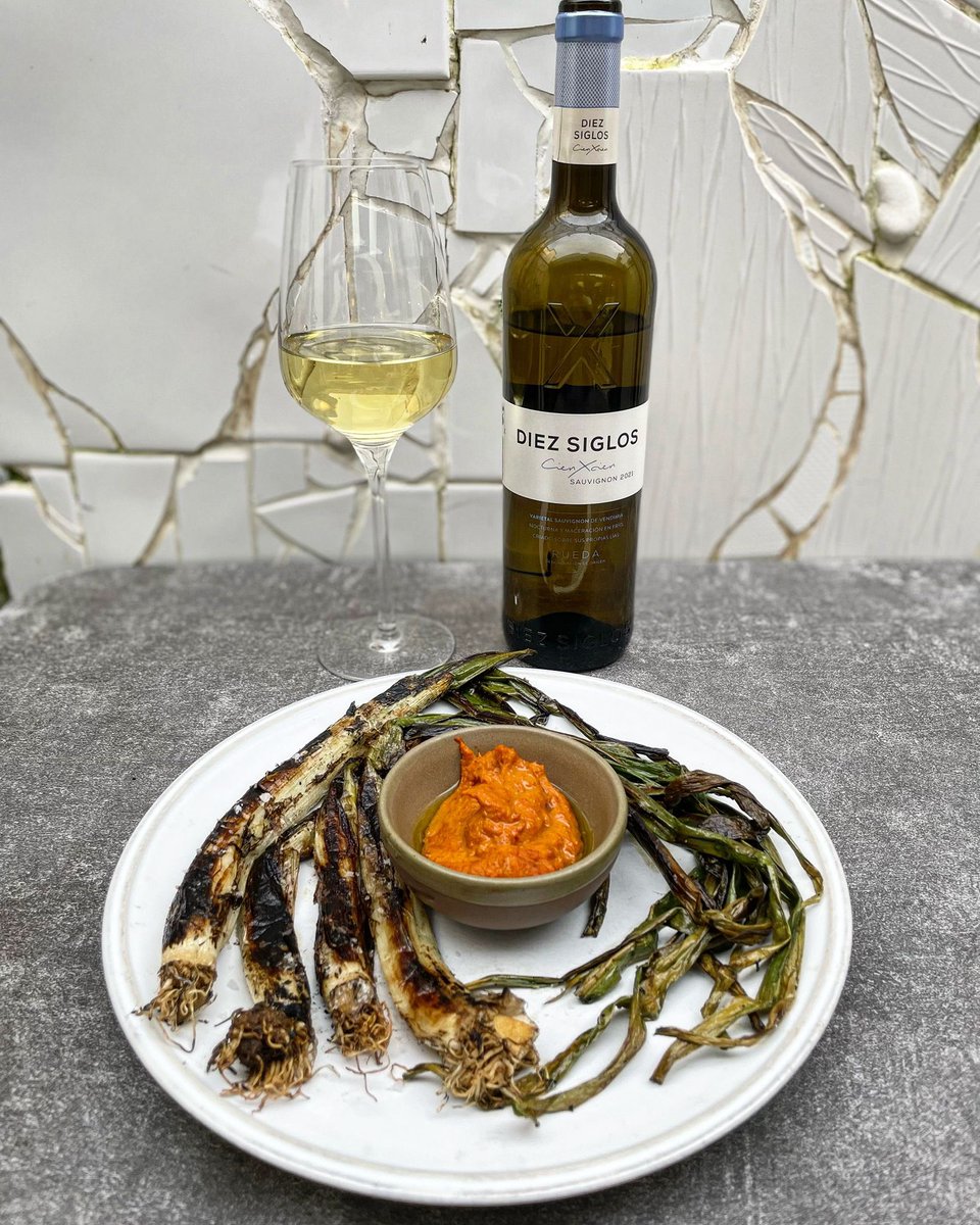 If anyone is missing our annual calçotada festival, they’re on the menus right now!
&amp; we’ll be turning St David’s day celebrations on their head in Penarth by doing a mini calçotada fest for people, including porrón pouring for those who are game 😍.