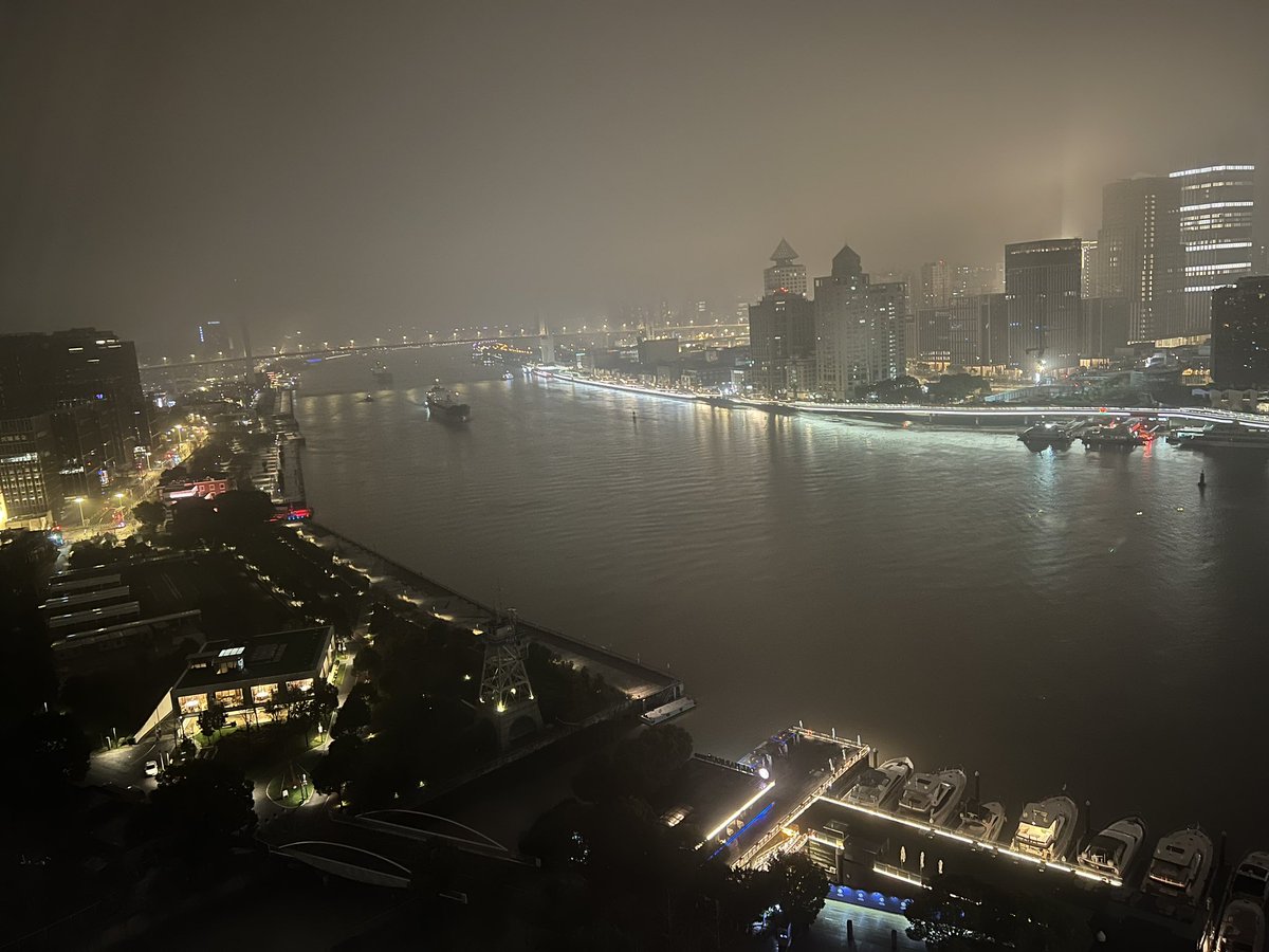 4号小哥前天投稿，被骗了，让分享出来给大家吸取一下教训。某天他饥渴难耐，点了某主播的tg链接，然后下载了不知名的软件，然后给了通讯录和照片的权限。他说没有裸聊，我内心是相信的😏，然后就被勒索了。4号小哥忠告，不要随便下载软件，不要随便给权限，保护隐私，人人有责，珍惜钱包，拒绝骗子。 https://t.co/U0zSooCaty