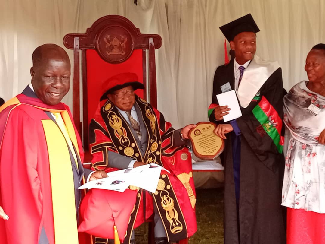 mubs_socials's tweet photo. Our best student Mr.Owomugisha Jordan receiving his plaque and a token of 1million shillings from the Chancellor. Jordon has topped the charts and emerged as the best in humanities with a CGPA of 4.90.  Congratulations Jordon. @Makerere @MUBASA_Official @MUBSMbarara @jordanjeff2 https://t.co/O9xNSLe94q