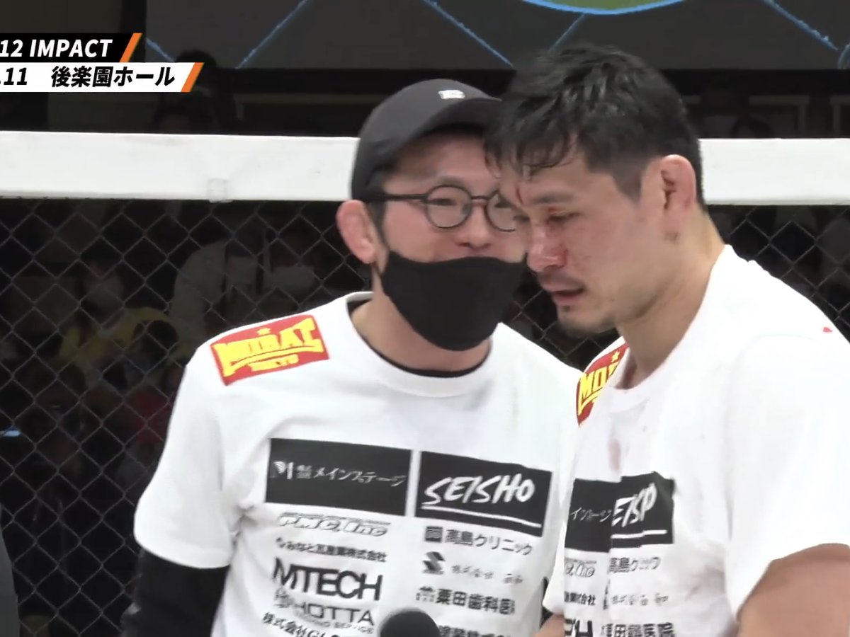 Vagabond108MMA's tweet photo. 「佐伯さんがマイクしろと言っている」とマイクを手渡し、住村竜市朗を困らせる青木真也。 #本日の青木真也 #DEEP112 #青木真也 #住村竜市朗 https://t.co/O3pfTdVICr