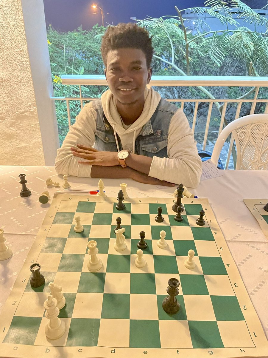 Quel honneur de jouer contre la légende @nigelshortchess♟️ - même s’il m’a battu très facilement alors qu’il jouais contre 21 autres en même temps ! 😅

Félicitations à <a href="/HadjelB/">CrAzyBishOp 🧞‍♂️🇸🇳</a> pour avoir fait match nul contre l’ancien 3ème du monde !👏💪

<a href="/DialorTHIAM/">Dialor THIAM</a> <a href="/hope_cope_/">Nadezhda Marochkina</a>