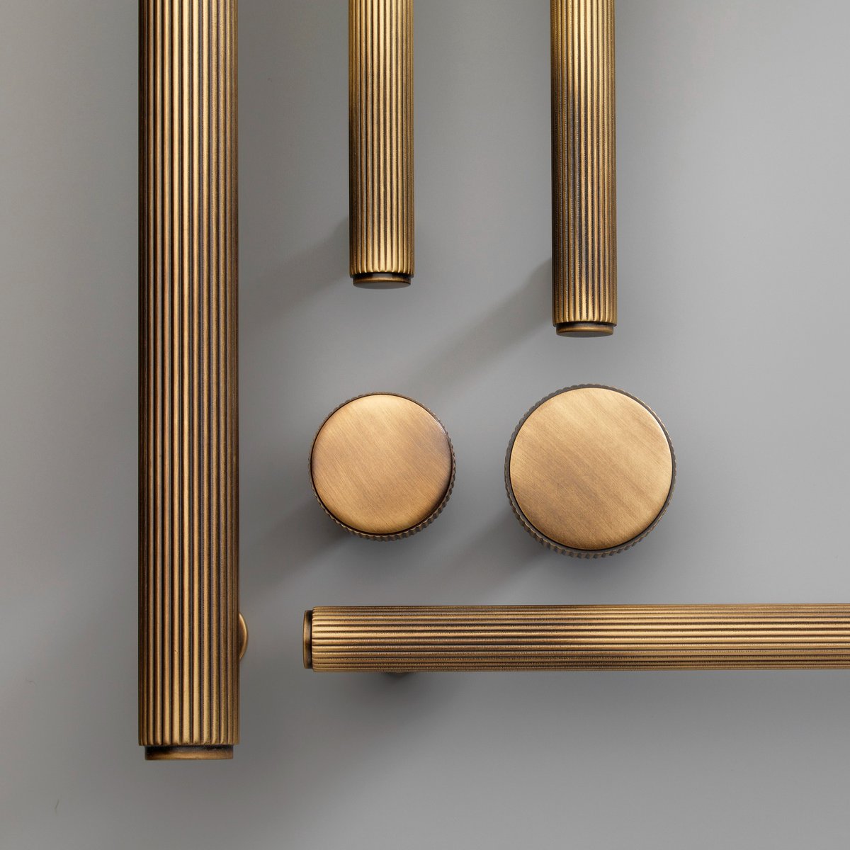 Brushed Bronze is Beautiful! Bespoke and beautifully hand-finished in our Birmingham factory - exclusively in the Special Works range. loom.ly/UQrquxE #bronze #bespoke #exquisitehardware #brasshandle #brassknob #kitchen #kitchengoals #antique