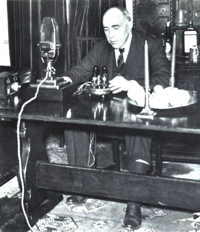 SarahLLIFS's tweet photo. Was this the first #paranormal  live stream?  

Harry Price carrying out a B.B.C. radio broadcast from a manor house in Meopham, Kent on March 10th, 1936. This was the first time an investigation into a haunting had been broadcast 'live'.

📸 by Unknown Author.  Public domain https://t.co/1hLwzxngfx