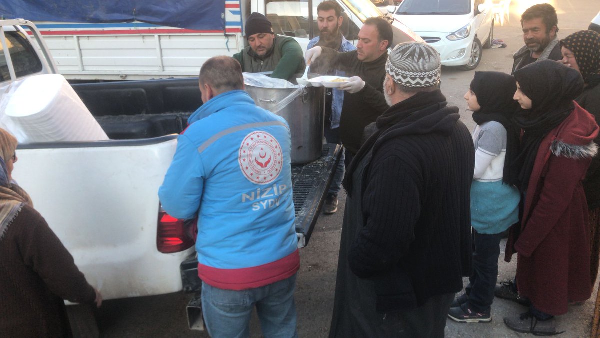 Nizip Sydv Deprem olduğu saatten itibaren tüm kadrosu ile sahada vatandaşın yanında.
#gaziantep #SYDV #ASYA 
<a href="/AliSahin501/">Ali ŞAHİN</a>
 <a href="/mehmetdem_25/">Mehmet Demircioğlu 🇹🇷</a>
 <a href="/deryayanikashb/">Derya Yanık</a>
 <a href="/gul_davut/">Davut GÜL</a>
 <a href="/ashb_sygm/">Sosyal Yardımlar Genel Müdürlüğü</a>
 <a href="/tcailesosyal/">T.C. Aile ve Sosyal Hizmetler Bakanlığı</a>
 <a href="/oguzalpcaglar/">Oğuz Alp Çağlar</a>