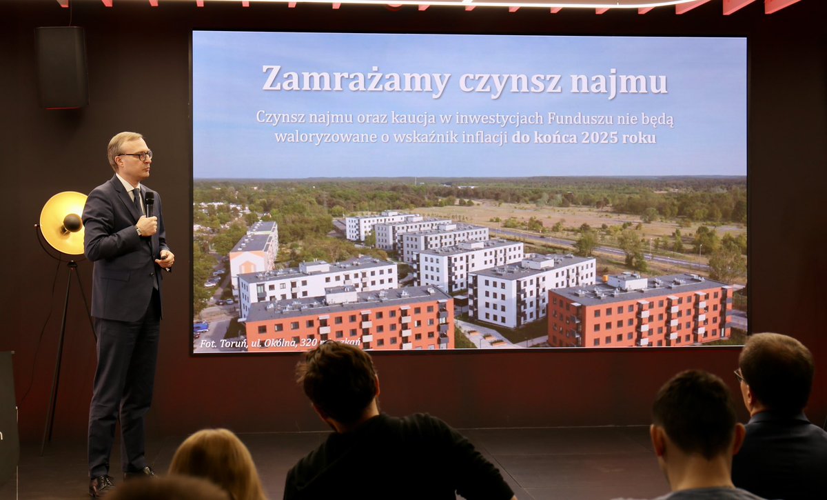 PFR_pl's tweet photo. .@PawelBorys_ :„Zamrażamy” czynsz dla najemców osiedli rynkowej części programu mieszkaniowego @PFR_N. Stawka czynszu oraz kaucja nie będą podlegać waloryzacji o wskaźnik inflacji do końca 2025 roku. Przeciętna kwota oszczędności dla najemcy wyniesie nieco ponad 5 tys. zł. https://t.co/uC4UgAt88N