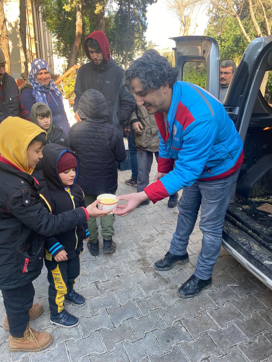 Nizip Sydv Deprem olduğu saatten itibaren tüm kadrosu ile sahada vatandaşın yanında.
#gaziantep #SYDV #ASYA 
<a href="/AliSahin501/">Ali ŞAHİN</a>
 <a href="/mehmetdem_25/">Mehmet Demircioğlu 🇹🇷</a>
 <a href="/deryayanikashb/">Derya Yanık</a>
 <a href="/gul_davut/">Davut GÜL</a>
 <a href="/ashb_sygm/">Sosyal Yardımlar Genel Müdürlüğü</a>
 <a href="/tcailesosyal/">T.C. Aile ve Sosyal Hizmetler Bakanlığı</a>
 <a href="/oguzalpcaglar/">Oğuz Alp Çağlar</a>