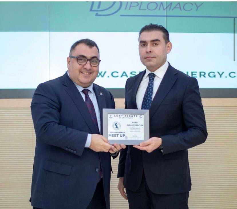 CaspianClub's tweet photo. 🇦🇿"AzerTelecom" MMC şirkətinin Direktorlar şurasının sədri Fuad Allahverdiyev Caspian Energy Clubun dəstəyi ilə keçirilən Caspian Energy Meet Up-da spiker qismində çıxış edib və təşəkkürnamə ilə tərtif olunub.
Tədbirin əsas mövzusu “Green Energy transition” olub. https://t.co/71FN8qeKpB