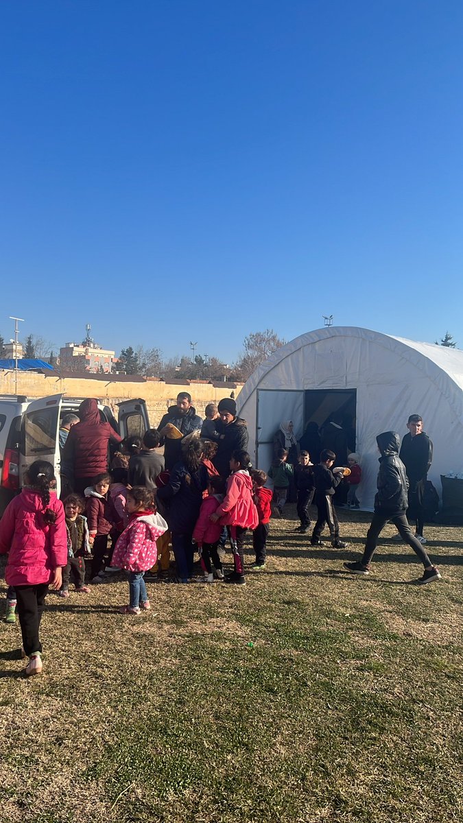 Nizip Sydv Deprem olduğu saatten itibaren tüm kadrosu ile sahada vatandaşın yanında.
#gaziantep #SYDV #ASYA 
<a href="/AliSahin501/">Ali ŞAHİN</a>
 <a href="/mehmetdem_25/">Mehmet Demircioğlu 🇹🇷</a>
 <a href="/deryayanikashb/">Derya Yanık</a>
 <a href="/gul_davut/">Davut GÜL</a>
 <a href="/ashb_sygm/">Sosyal Yardımlar Genel Müdürlüğü</a>
 <a href="/tcailesosyal/">T.C. Aile ve Sosyal Hizmetler Bakanlığı</a>
 <a href="/oguzalpcaglar/">Oğuz Alp Çağlar</a>