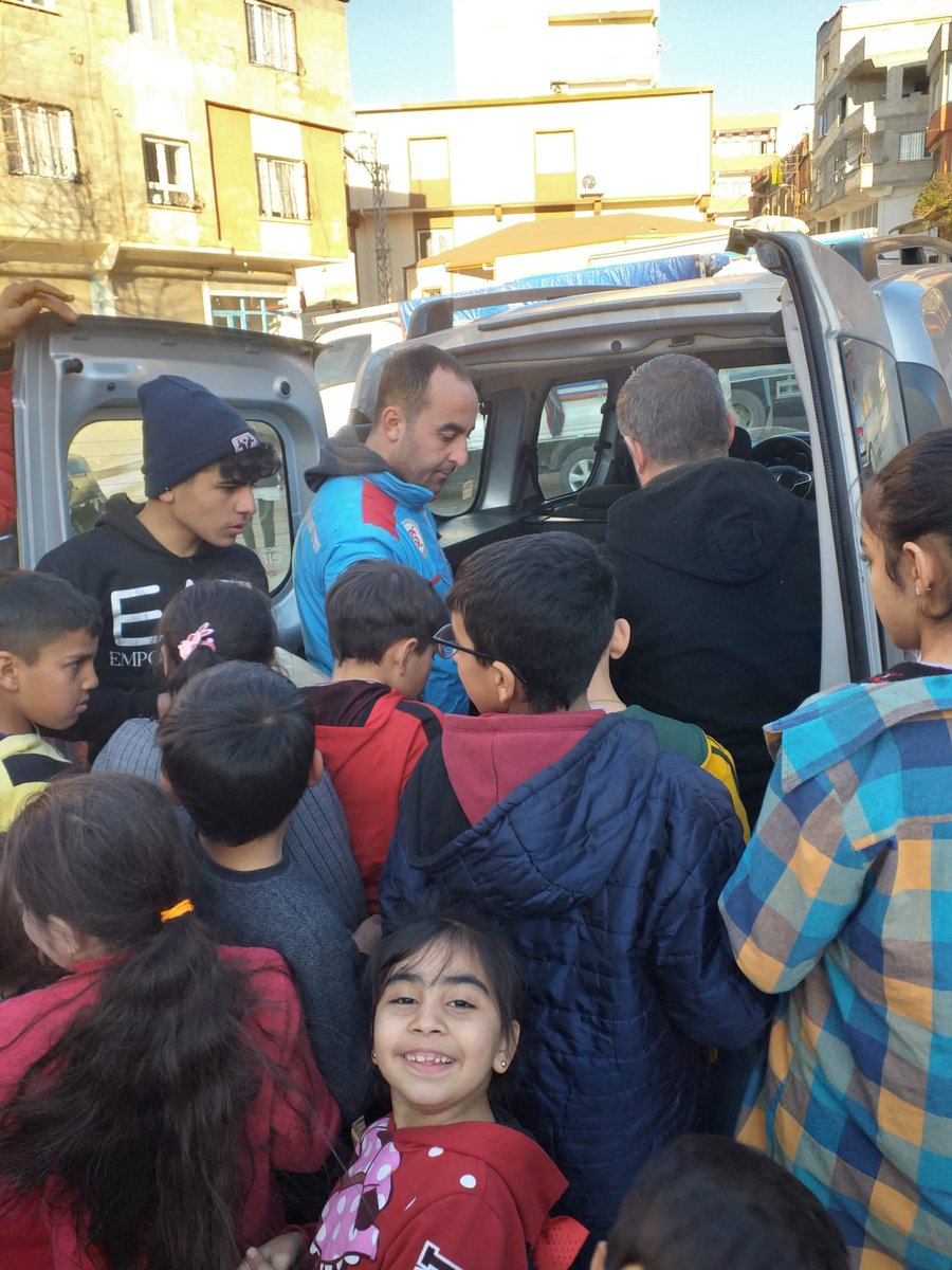 Nizip Sydv Deprem olduğu saatten itibaren tüm kadrosu ile sahada vatandaşın yanında.
#gaziantep #SYDV #ASYA 
<a href="/AliSahin501/">Ali ŞAHİN</a>
 <a href="/mehmetdem_25/">Mehmet Demircioğlu 🇹🇷</a>
 <a href="/deryayanikashb/">Derya Yanık</a>
 <a href="/gul_davut/">Davut GÜL</a>
 <a href="/ashb_sygm/">Sosyal Yardımlar Genel Müdürlüğü</a>
 <a href="/tcailesosyal/">T.C. Aile ve Sosyal Hizmetler Bakanlığı</a>
 <a href="/oguzalpcaglar/">Oğuz Alp Çağlar</a>