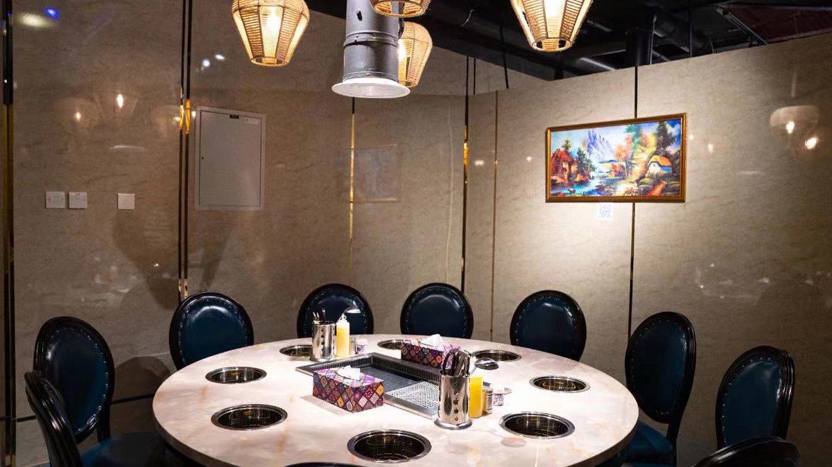 VdNtmxbLdQD88cp's tweet image. Elevated hot pot barbecue integrated table, 升降火锅烧烤一体桌，商用火锅餐桌椅支持定制，合作案例：1001自助火锅烧烤店：阿联酋迪拜国际城(龙城)D07 #Hotpot #hotpottable #升降火锅烧烤一体桌 #烤涮一体桌 #烤涮一体火锅 #火锅桌  #下排烟烤涮一体桌 #无烟烤涮一体桌 #商用烤涮一体桌 #烤涮桌