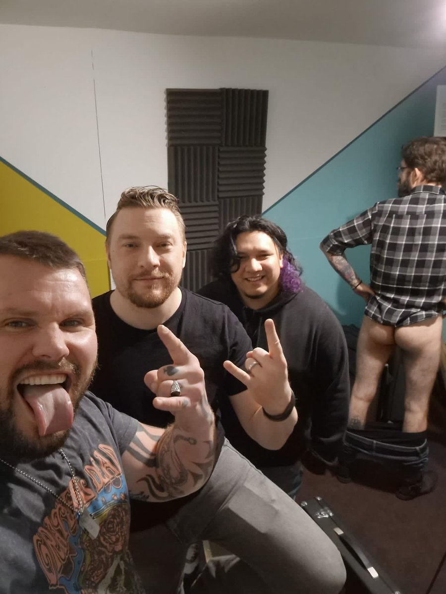 Practice was AWESOME!
We are working hard on our upcoming single, the first new music we have released in over a year!!...... n its a f***ing banger😘

Happy Thursday peeepsxxxxx