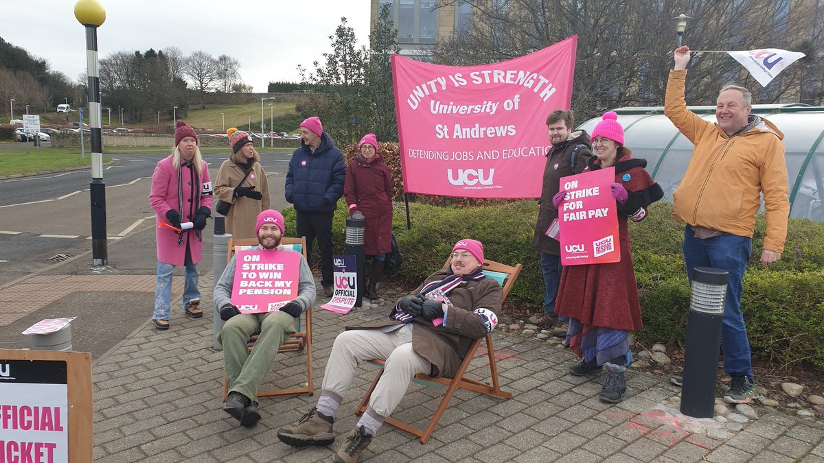 _lrendell's tweet photo. Finally getting the hang of this picketing thing... #ucuRISING @ucustandrews https://t.co/NxOPJdgIw0