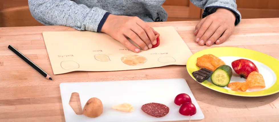 bzfe_de's tweet photo. Das #Lernmodul „Schnippeln, rühren, genießen“ für #Grundschulkinder enthält zehn einfache klimafreundliche #Rezepte für kleine kalte Speisen mit wenig Zutaten und Küchenutensilien, die sich gut in der #Ganztagsbetreuung zubereiten lassen ➡️ https://t.co/zG01F8KV12 https://t.co/YidlyYDIWC