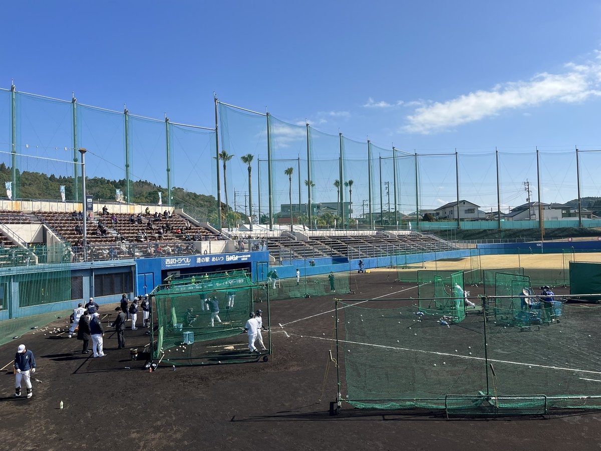2Yomoya's tweet photo. 本日、午後３時30分ごろ西武ライオンズがキャンプしている南郷運動公園の駐車場で財布拾いました。
直ぐに近くにいた係員に渡しました。
（長財布グレー、ヤンキースマーク）
無事に持ち主に戻りますように。
#落とし物
#財布 https://t.co/ew5L6lXJak
