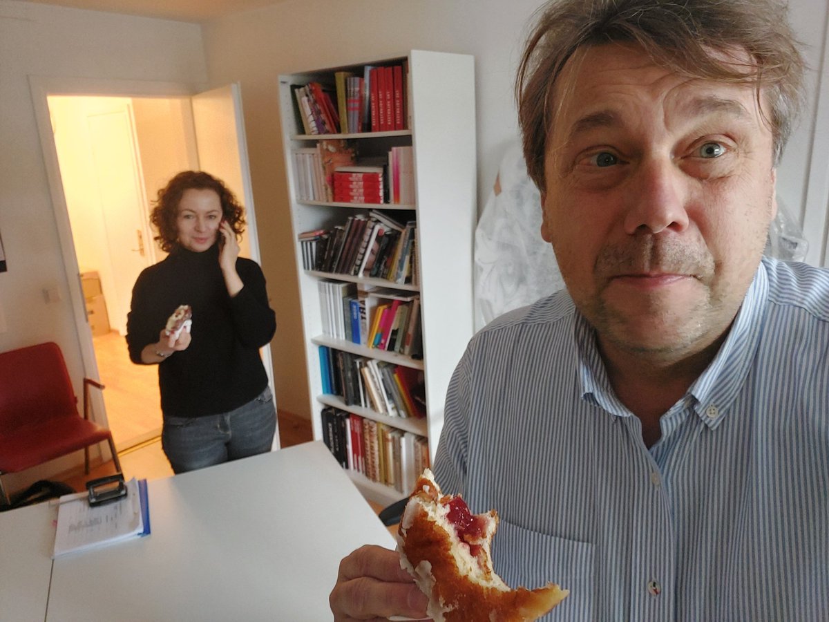 pRUSZKIEWICZ's tweet photo. #FatThursday ❤️🇵🇱
Właśnie wjechały do @PLinstStockholm w Sztokholmie z piekarni Rågsveds Conditorii w Bandhagen🇸🇪 i .... znikają.
Jak w domu❤️🇵🇱❤️.
Jak żyć @sjastrzebowski ?
#kalorie #TlustyCzwartek https://t.co/GwxP3XSxSB