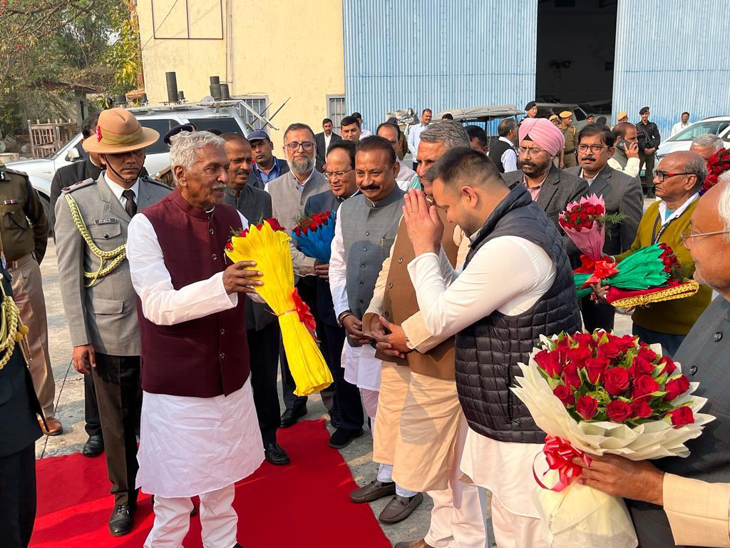 yadavtejashwi's tweet photo. महामहिम राज्यपाल श्री फागु चौहान जी के राजकीय विदाई समारोह में मा० मुख्यमंत्री जी के साथ सम्मिलित हुआ तथा उन्हें सप्रेम पुष्पगुच्छ देकर विदा किया। https://t.co/UHKtRXT3oD