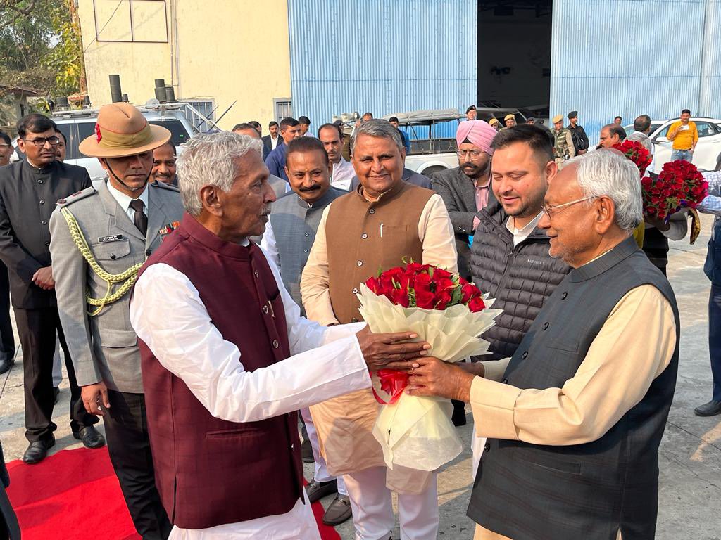 yadavtejashwi's tweet photo. महामहिम राज्यपाल श्री फागु चौहान जी के राजकीय विदाई समारोह में मा० मुख्यमंत्री जी के साथ सम्मिलित हुआ तथा उन्हें सप्रेम पुष्पगुच्छ देकर विदा किया। https://t.co/UHKtRXT3oD