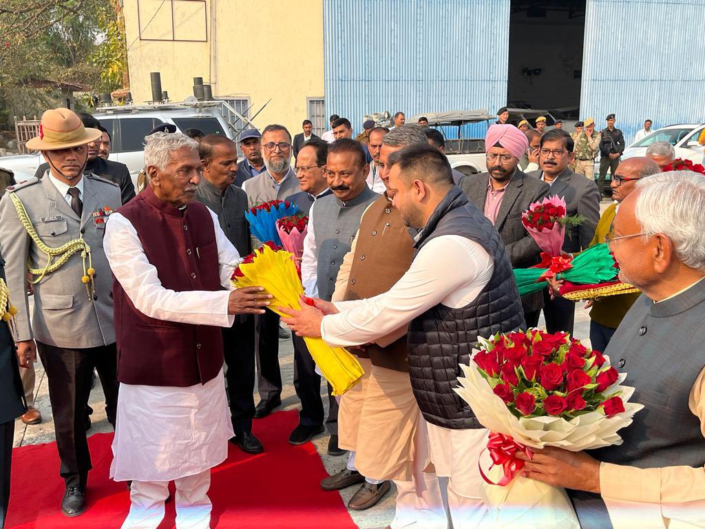 yadavtejashwi's tweet photo. महामहिम राज्यपाल श्री फागु चौहान जी के राजकीय विदाई समारोह में मा० मुख्यमंत्री जी के साथ सम्मिलित हुआ तथा उन्हें सप्रेम पुष्पगुच्छ देकर विदा किया। https://t.co/UHKtRXT3oD