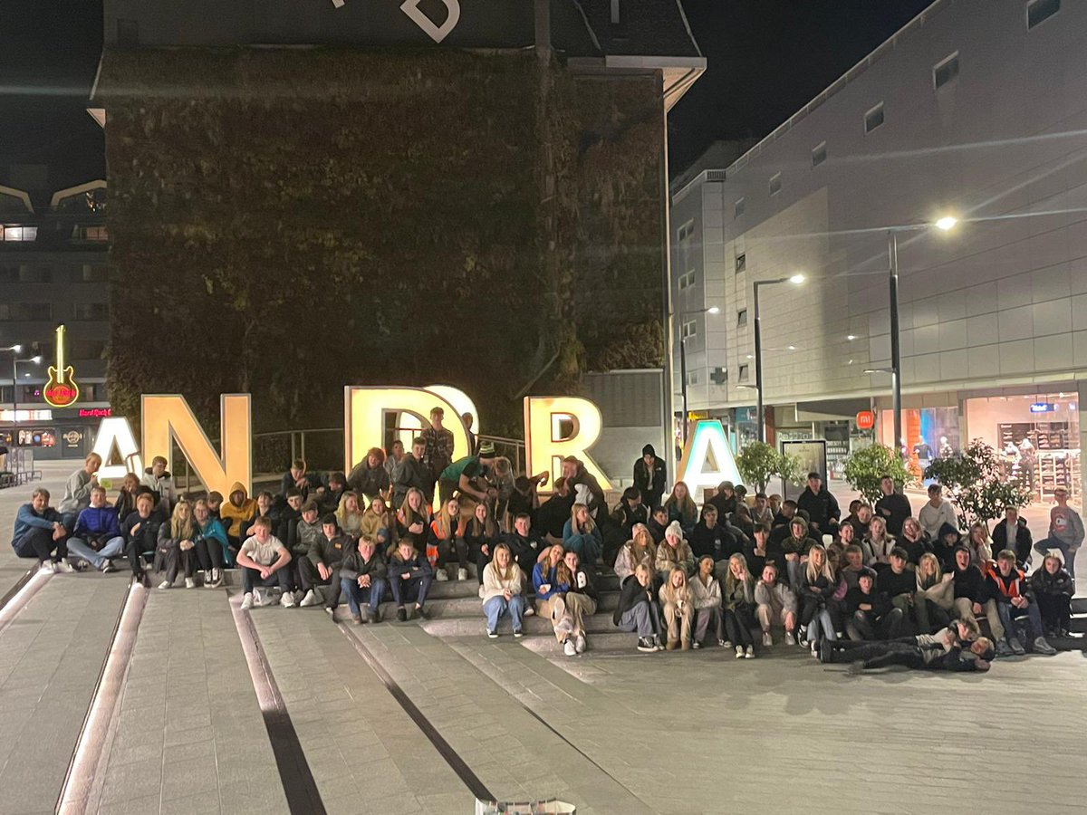Ski Andorra 2023 <a href="/thebrooksbank/">TheBrooksbankSchool</a> 

We tried every possible angle to get all the letters of Andorra in. And the students obviously.... 🤷🏼‍♂️ Cant beat a team photo 👍
