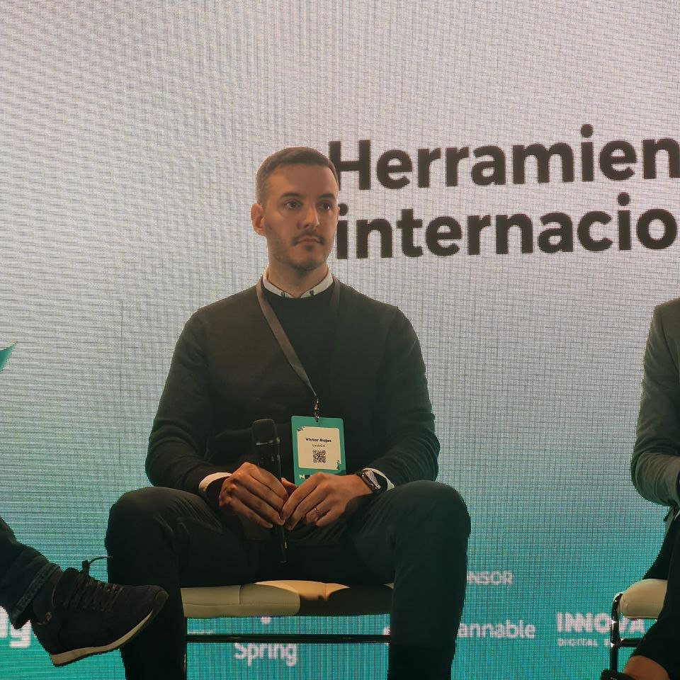 Mkt4eCommerce's tweet photo. "Cuando eres fabricante, te das cuenta que tu producto es vendido por otros distribuidores pero no cuidan tu producto. Debes Coger el control de las fichas de productos (texto, imágenes) y el posicionamiento de tu marca." 

⚡Víctor Rojas, de @ledsc4
#NEXTCrossBorder https://t.co/B6XEOegL5U
