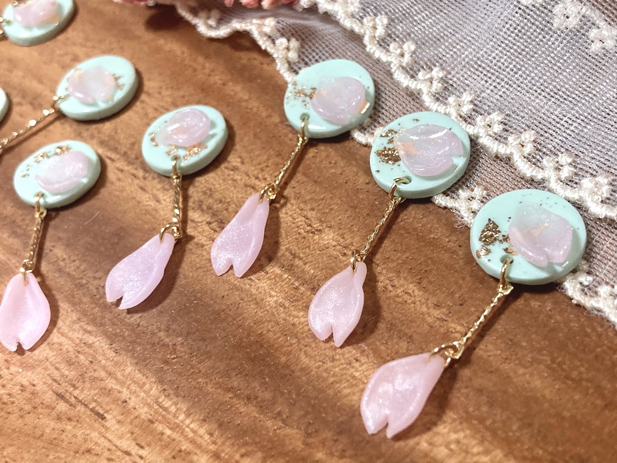 RIICHI_sewing's tweet photo. この前試作したやつを完成させて
桜の花びらめちゃくちゃ揺れるアクセサリーができました！！
こちらもピアス、イヤリングお選びできます❤️

これから販売登録予定😊
#ハンドメイドアクセサリー
#ハンドメイド好きさんと繋がりたい
#ハンドメイド作家さんと繋がりたい

https://t.co/AcC1OuER5T https://t.co/ZnzmEpu87O