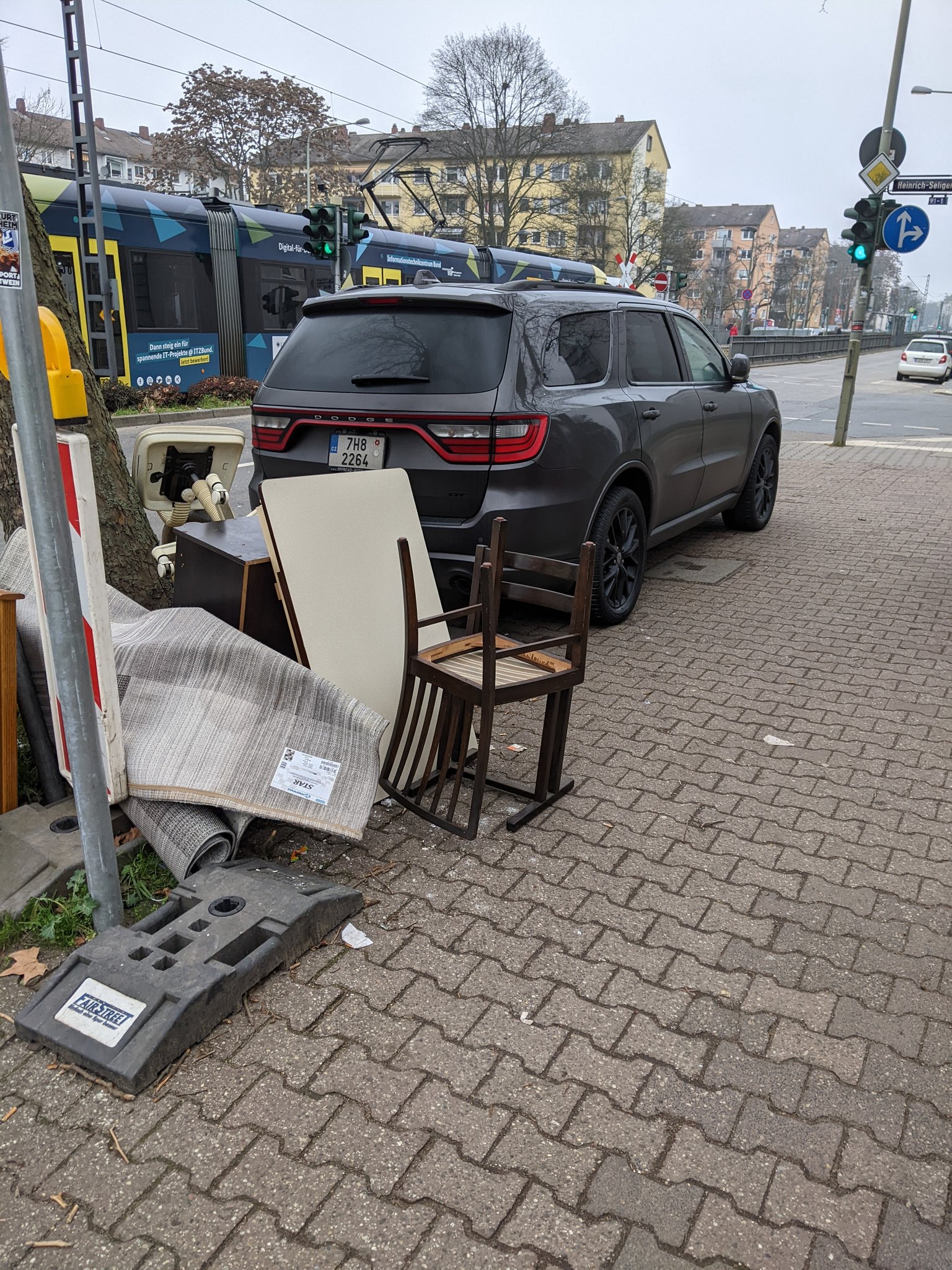 Lars on Twitter "Hey Stadt_FFM Polizei_Ffm. Der Wagen steht hier seit Wochen an der Stelle