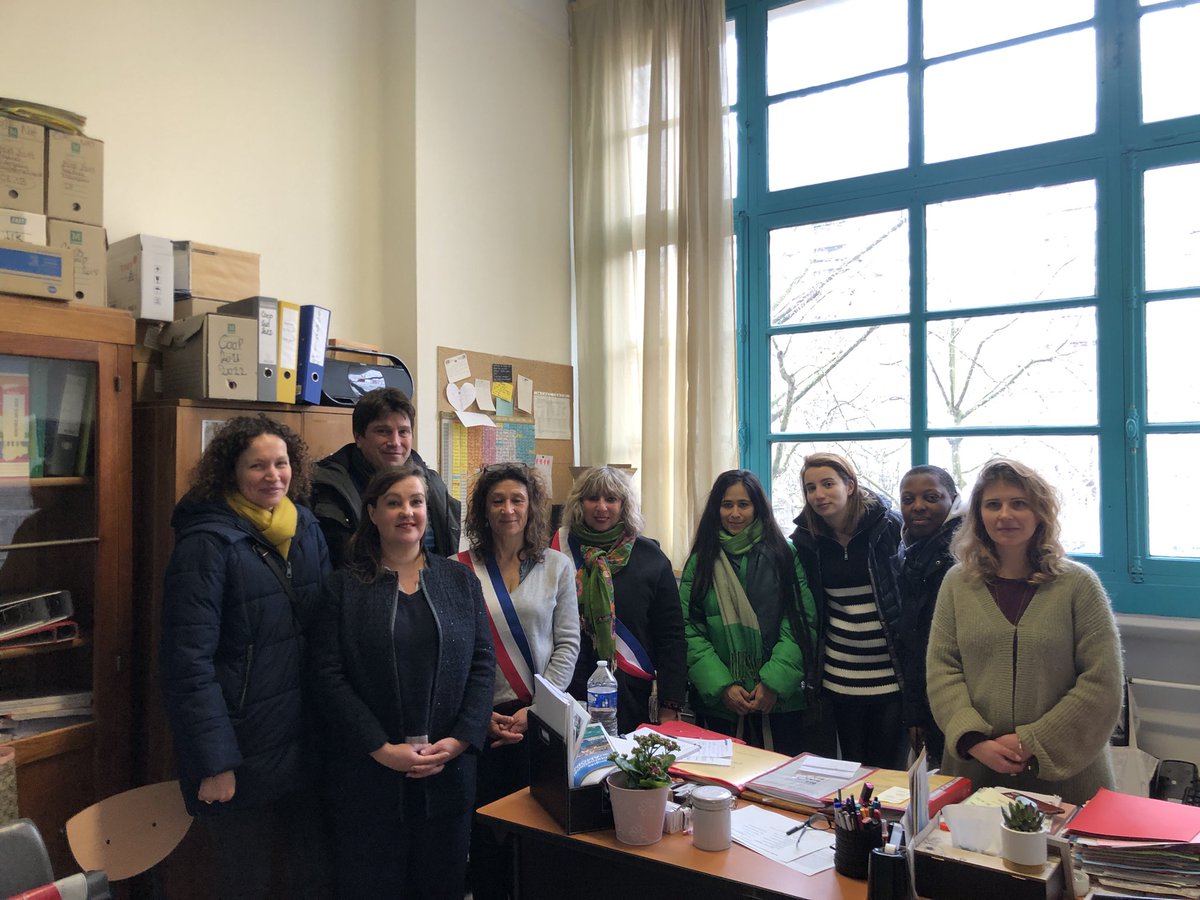 🗣️Occupation de l’école Télégraphe par les parents d’élèves. Avec ma collègue <a href="/AnnieGafforelli/">Annie Gafforelli</a> : nous sommes venues apporter notre soutien à l’opposition aux fermetures de classe dans le 20ème. Pour une école publique de qualité : toutes et tous uni.e.s <a href="/PCFparis20/">PCF Paris 20</a> @Mairieparis20