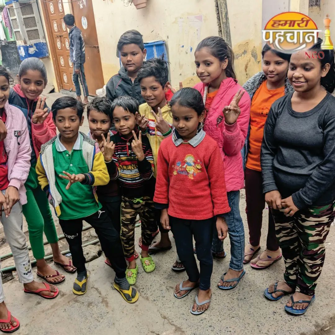 hamaripahchan's tweet photo. Sparking Imaginations, Changing Lives!! 💫

For generations, creating something out of nothing has been a source of joy and learning for many. That's why we at #HamariPahchanNgo organized an incredible creative workshop for underprivileged children. 
#shareyourvoice #BringChange https://t.co/6bZfRQWH6S