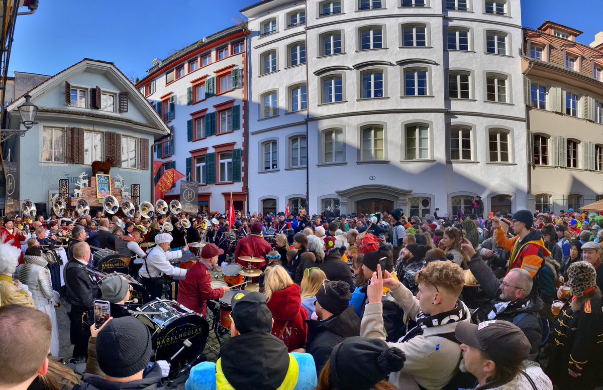 Luzerner_ch's tweet photo. Fasnacht zLozärn 

#Näbelhüüler zu Besuch in der #Münzgasse #Luzern https://t.co/E8blOO0lQB