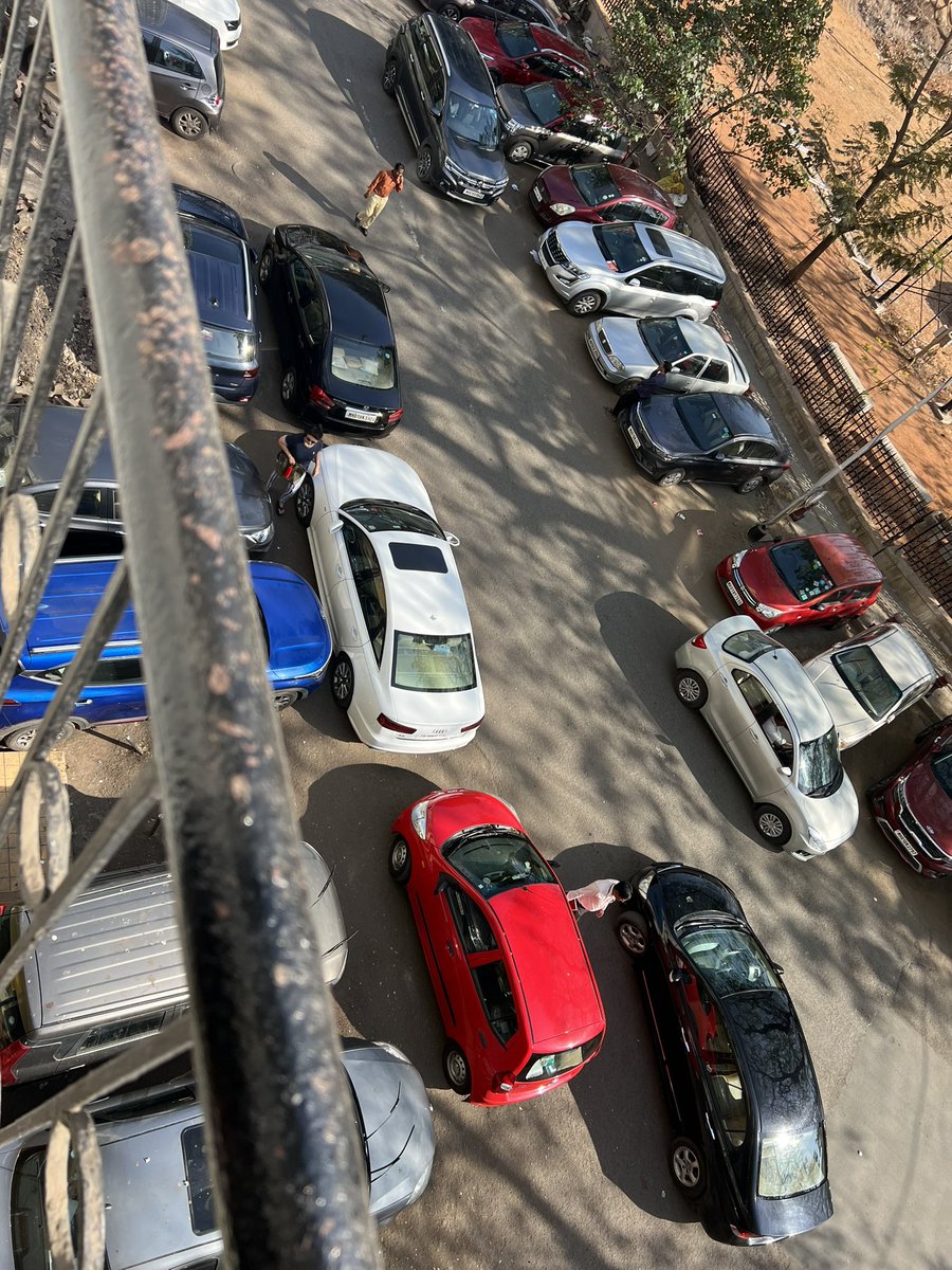 Da1GowaliaTank's tweet image. @MTPHereToHelp please be #consistent when doing you civic duty. Is it #illegal to park in front of schools. I have 2 #schools under the building with parking &amp;amp; #illegal #double parking. @TheDailyIndiaN2 @fpjindia investigate the school parking rules please 
Tejpal Rd Gowalia Tank