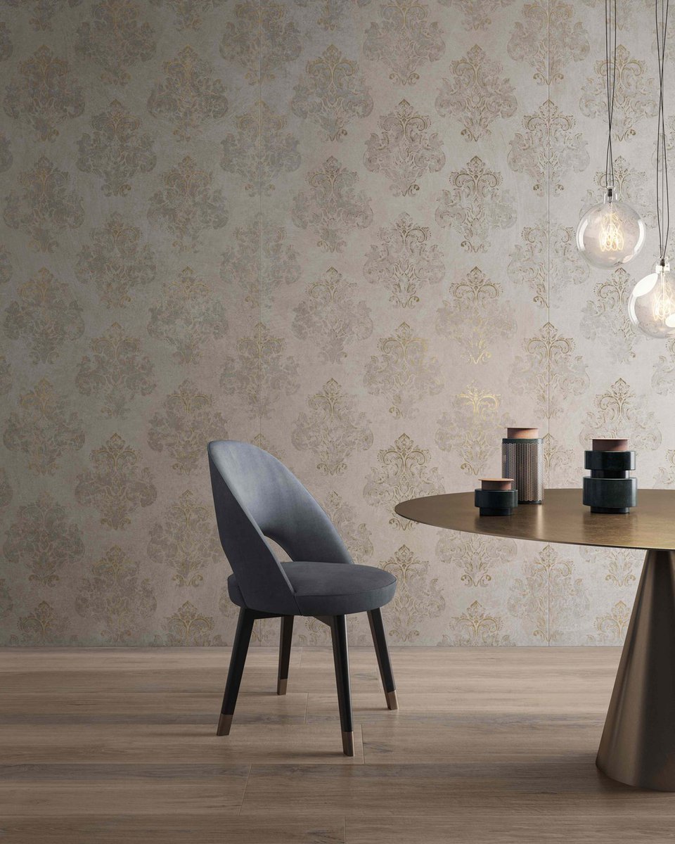 supergres's tweet image. A dining room with an exclusive taste created by skilfully combining a wood-effect floor and a refined damask wallpaper effect covering.

The paint decoration of our H24 collection covers the spaces with an elegant tone-on-tone damask design in relief, embellished with precious m