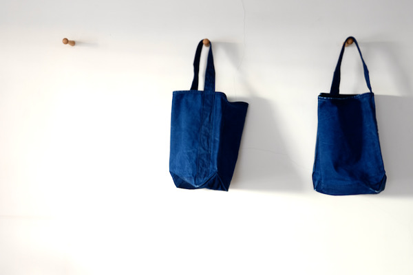 LifeClassico's tweet image. たいへんご好評をいただいている藍染めのTEMBEA Baguette Toteが再入荷しました。愛用するごとに味わい深くなるバックです。
#TEMBEA
TEMBEA　Baguette Tote　Price : ¥24.200（Tax in）　Color : Dk-Indigo　Size : W34 × H36 × D14cm　
Cotton 100%　Made in Japan.

classico-life.jugem.jp/?eid=4791